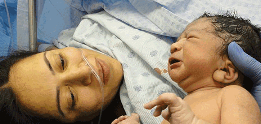 Kaiserschnitt Baby mit Mutter